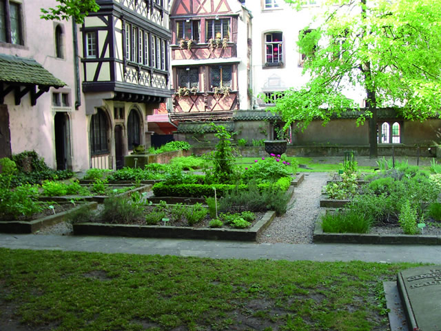 Jardinet gothique du musée de l'Oeuvre Notre Dame - Strasbourg | Visit  Alsace