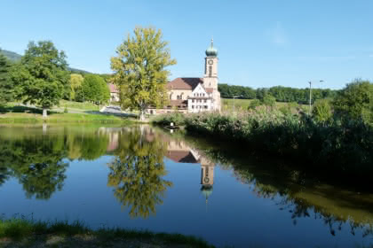 L'étang et la basilique de Thierenbach - Crédit: M. Balaguier